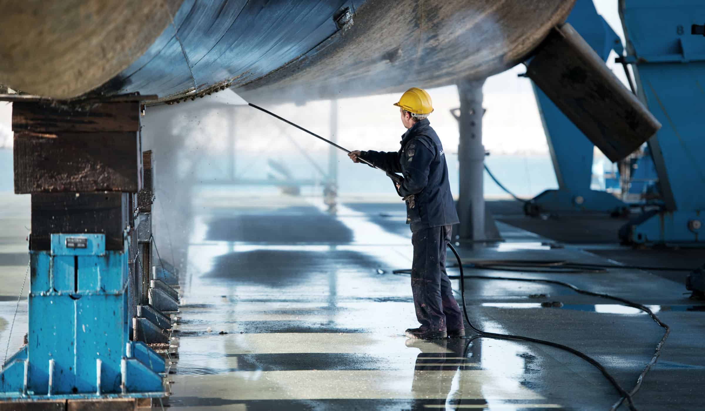 Lusben-refit-expertise-03-service-maintanance-hull-cleaning